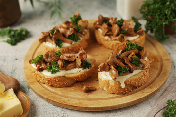 Svamptoast sandwich - a traditional dish of Sweden, open sandwiches with chanterelle mushrooms	