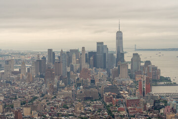 Obraz premium Bird’s-eye view of Manhattan city center highlighting architecture, streets, and urban layout