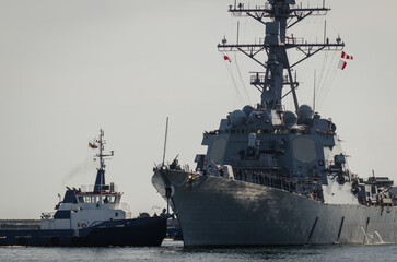  GUIDED MISSILE DESTROYER - US Navy ship maneuvers in the port assisted by a tugboat  © Wojciech Wrzesień