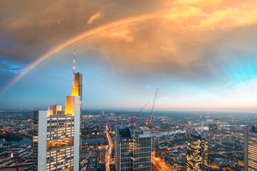 Naklejka premium Rainbow over city skyline