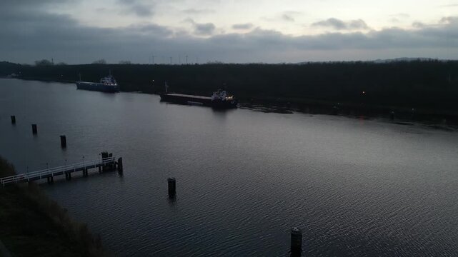Containerschiffe und Frachtschiffe am Morgen im Nord-Ostsee-Kanal 