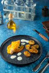 Chicken fillet with melted cheese and roasted potatoes