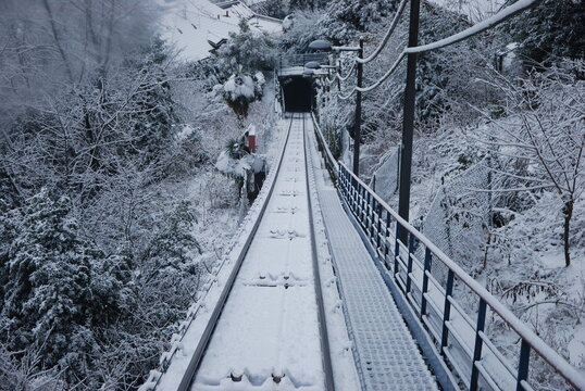 Il tracciato della Funicolare Como-Brunate in una giornata di neve a Como, Lombardia, Italia.