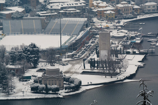 La zona a lago innevata a Como, Lombardia, Italia.