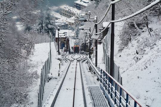 Il tracciato della Funicolare Como-Brunate in una giornata di neve a Como, Lombardia, Italia.