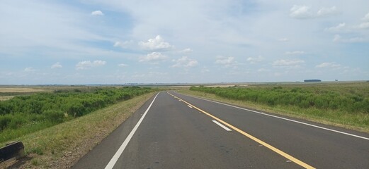 Fototapeta premium Endlose Straße in Uruguay – Ruta Highway, Landschaft, blauer Himmel, Roadtrip, Südamerika Reise