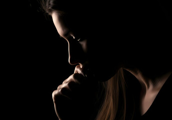 沈黙の中で思案するj人物の横顔とシルエット　