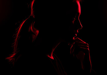 沈黙の中で思案するj人物の横顔とシルエット　