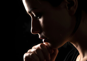 沈黙の中で思案するj人物の横顔とシルエット　