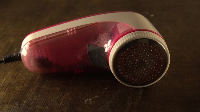 Lint cutting machine works with sound. Wool ball remover. Video close up.