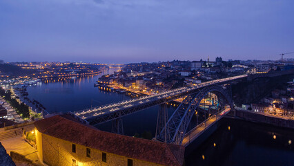 Obraz premium Day to Night view of the historic city of Porto, Portugal timelapse with the Dom Luiz bridge