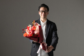 花束を持った男性