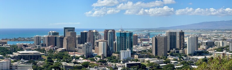 Fototapeta premium Panorama of the downtown Honolulu business district with skyscrapers on the island of Oahu in Hawaii.