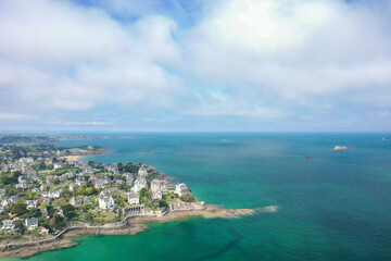 vue aerienne de la c&ocirc;te de dinard en bretagne en ille et vilaine, le chemin des douaniers et la villa des roches brunes