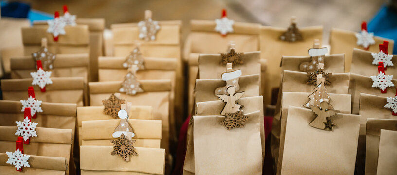 Weihnachtliche Geschenkt&uuml;ten mit Holzanh&auml;ngern und Schneeflocken