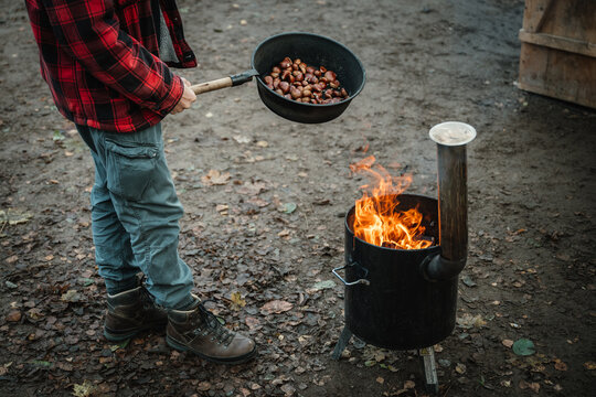 Maronen &uuml;ber offenem Feuer drau&szlig;en r&ouml;sten