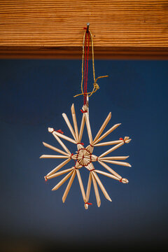 H&auml;ngender Strohstern als traditionelle Weihnachtsdekoration
