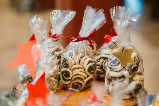 Weihnachtlich verpackte Pl&auml;tzchen in Zellophant&uuml;ten
