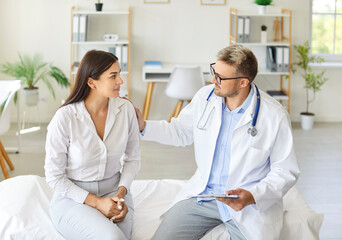 Obraz premium Doctor or nurse consulting with a patient in a hospital, offering medical care, help, and healthcare assistance. Consultation ensures proper support during the visit, enhancing the patient experience.