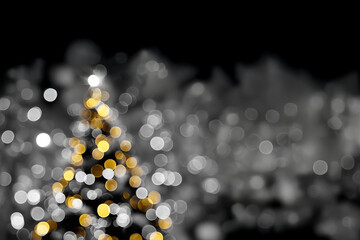 Sapin de Noël décoratif argenté avec boules dorées et lumières floues sur fond noir et gris, décor festif élégant pour noël et fêtes de fin d’année