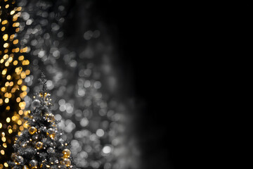 Sapin de Noël décoratif argenté avec boules dorées et lumières floues sur fond noir et gris, décor festif élégant pour noël et fêtes de fin d’année