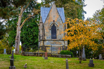 Obraz premium A Tranquil Autumn View of Lone Fir Cemetery in Portland
