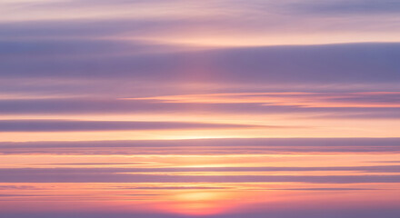 Obraz premium Vibrant Sunset Sky with Pastel Shades and Subtle Cloud Layers Creating Peaceful and Tranquil Atmospheric Outdoor Scenery in Beautiful Nature