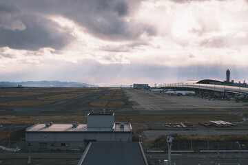 Fototapeta premium 関西国際空港・展望デッキ、ターミナルと滑走路を一望できるデッキ、大阪、日本