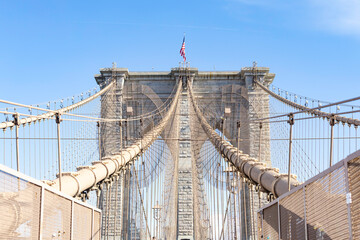Obraz premium The pedestrian section of the Brooklyn Bridge in New York City is empty of people during the day.