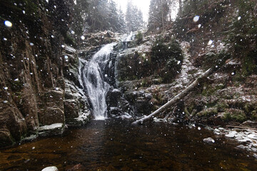 Wodospad Kamieńczyka zimą w Karkonoskim Parku Narodowym - Szklarska Poręba. Najwyższy wodospad po polskiej stronie Karkonoszy
