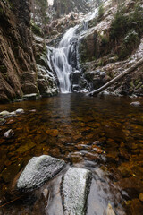 Obraz premium Wodospad Kamieńczyka zimą w Karkonoskim Parku Narodowym - Szklarska Poręba. Najwyższy wodospad po polskiej stronie Karkonoszy