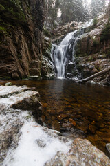 Obraz premium Wodospad Kamieńczyka zimą w Karkonoskim Parku Narodowym - Szklarska Poręba. Najwyższy wodospad po polskiej stronie Karkonoszy