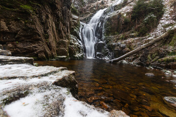 Wodospad Kamieńczyka zimą w Karkonoskim Parku Narodowym - Szklarska Poręba. Najwyższy wodospad po polskiej stronie Karkonoszy