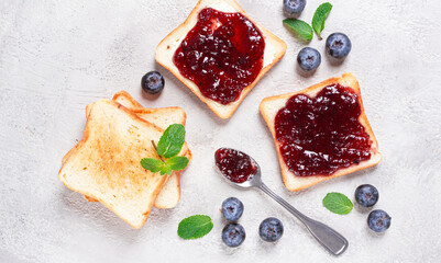toast with blueberry jam, on the table, breakfast, top view, homemade, no people,