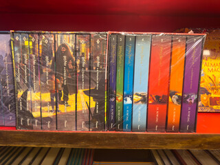 Fototapeta premium BELO HORIZONTE, MG, BRAZIL – NOVEMBER, 26, 2025: Portuguese language Harry Potter book series by J.K. Rowling displayed on a store shelf.