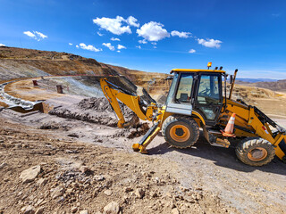 Obraz premium Backhoe excavator building trench for water channel in mine