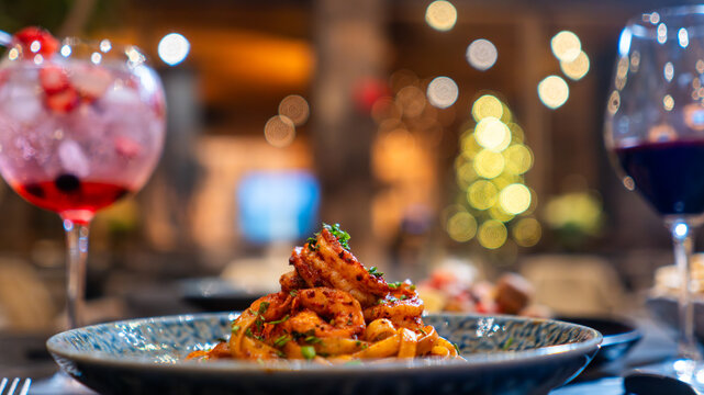 Pasta italiana con camar&oacute;n y salsa bolo&ntilde;esa servida en plato azul	