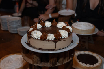 Primer plano de postres dulces en mesa en fiesta 