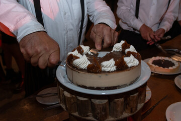 Primer plano de manos sirviendo postres dulces, desenfoque selectivo