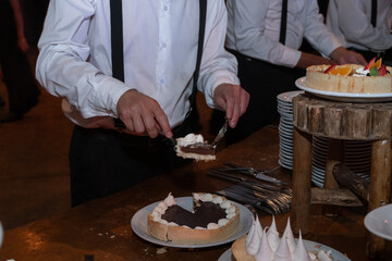 Primer plano de manos sirviendo postres dulces, desenfoque selectivo