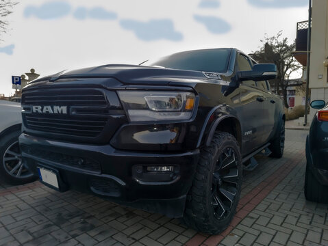 Polska, Ostrowiec Świętokrzyski, 19 listopada 2025, 15:21. Terenowy pick-up Dodge RAM 1500, amerykański, zaparkowany na utwardzonym terenie . Charakteryzuje się czarnym nadwoziem z widocznym logo 