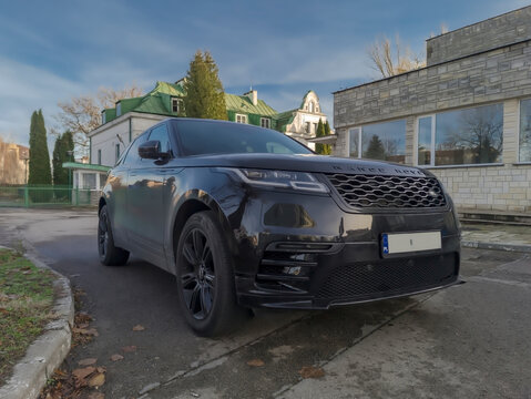 Polska, Ostrowiec Świętokrzyski, 13 listopada 2025, 14:14. RANGE ROVER LAND ROVER &ndash; klasyczny samoch&oacute;d terenowy w nowoczesnym wydaniu.  Velar - pojazd charakteryzuje się eleganckimi, elementami.