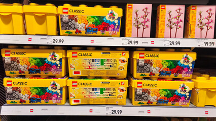 Naklejka premium Potsdam, Germany - October 21, 2025: Colorful LEGO Classic building sets displayed on store shelves, showcasing creativity and imagination for children and adults alike 