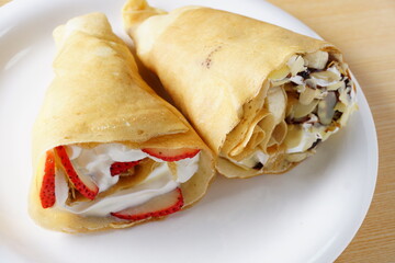 イチゴクレープとチョコバナナクレープ