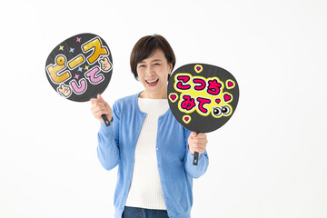 うちわを持つ女性　アイドル　推し活