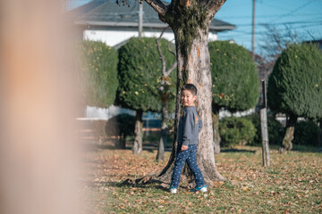 公園で遊ぶ男の子