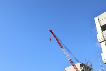 Obraz premium 青空に向かって伸びる建設用クレーン