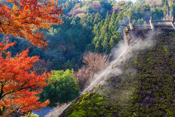 香嵐渓の紅葉と茅葺屋根（愛知県豊田市足助町）