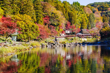 香嵐渓の紅葉と香嵐橋（愛知県j豊田市足助町）