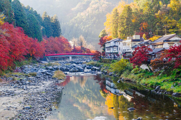 朝の香嵐渓の紅葉と待月橋（愛知県j豊田市足助町）